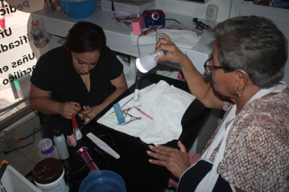 En un gabinete de belleza usaron una linterna para pintar las uñas.