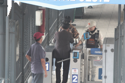 En la Metrovía los guardias cobraban el pasaje, porque el lector de las tarjetas no funciona sin energía eléctrica.