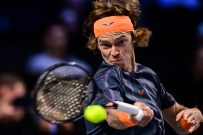 Vienna (Austria), 27/10/2023.- Andrey Rublev of Russia in action against Alexander Zverev of Germany during their quarter final match at the Erste Bank Open ATP tennis tournament in Vienna, Austria, 27 October 2023. (Tenis, Alemania, Rusia, Viena) EFE/EPA/CHRISTIAN BRUNA