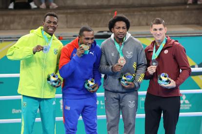 Castillo como medallista de bronce de los 92 kg
