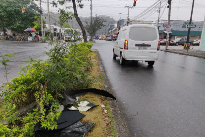 Detenidos. La mañana de este viernes 27 de octubre, sobre la avenida Democracia se observaban restos del carro accidentado.
