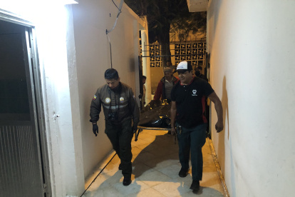 Escena. El equipo de Criminalística retiró el cadáver del joven.