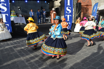Festividades. Esta tradicional invitación comprende un ritual donde se involucran danzantes, personajes del desfile y una banda de pueblo.