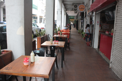 Guayaquil.- A las 12:00 empezó el corte de energía eléctrica en Víctor Manuel Rendón y Cordova y ello afectó a los restaurantes.