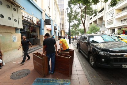 Decisión. Propietarios de locales de la avenida 9 de Octubre optan por retirar el mobiliario que sacaron en pandemia para evitar sanciones por permisos con el Municipio.