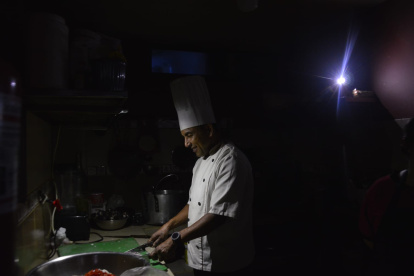 Algunos negocios se las arreglaron como sea para poder atender.