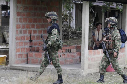 Militares de Colombia patrullando las calles.