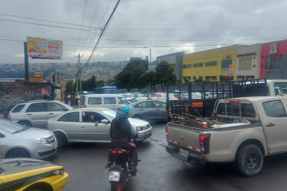 En la avenida Mariscal Sucre y Rumihurco quedaron atascados los automotores.