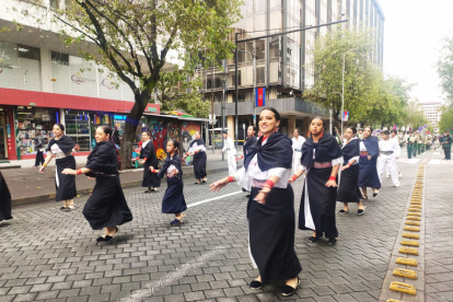 En el desfile participaron estudiantes, gestores culturales y grupos de baile de Quito.