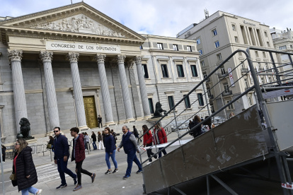 MADRID, 28/10/2023.- Una agente de la Policía Nacional vigila la Puerta de los Leones del Congreso de los Diputados en Madrid este sábado, en el que ya se han instalado tarimas en el exterior para los preparativos de la jura de la Constitución de la princesa de Asturias, que tendrá lugar el próximo martes, 31 de octubre, coincidiendo con su 18 cumpleaños. EFE/ Víctor Lerena