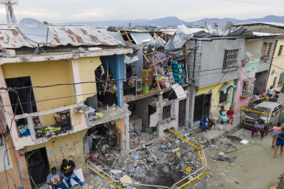 Foto de archivo de un atentado con un fuerte explosivo que dejó al menos diez personas fallecidas y casas destruidas en el barrio del Cristo del Consuelo, Guayaquil.