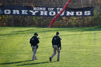 Lisbon (United States), 27/10/2023.- Law enforcement personnel search for the suspect two days after a mass shooting left 18 dead and 13 injured, in Lisbon, Maine, USA, 27 October 2023. Police continue to search for suspect Robert Card in the 25 October deadly attack in Lewiston, Maine. (Lisboa) EFE/EPA/CJ GUNTHER