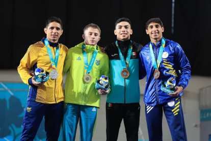 Juan Pablo Ayala (d) en el podio de ganadores de los -60 kilogramos.