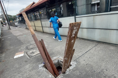 Sin tapa con palos en medio de la acera en las calles 1 de Mayo entre Tulcán y Carchi Agencia (Ag-extra)