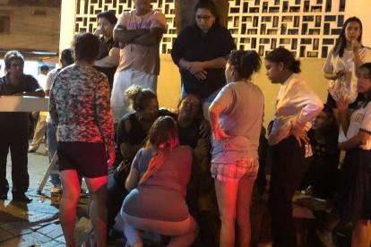 Los familiares de la víctima se lamentaban en la calzada.