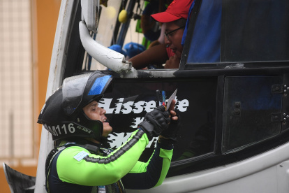 os andenes de los buses urbanos. 2. Resultados. La ATM confirmó que dos de los cinco vehículos fueron retenidos por normas técnicas.