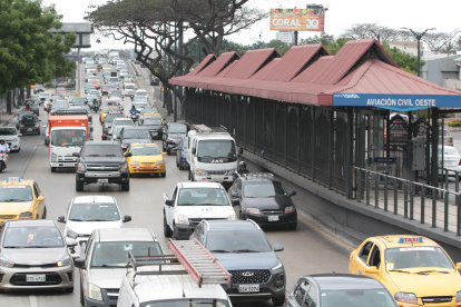 Territorio. La susodicha parada es la Aviación Civil Este, situada en la avenida las Américas, en el norte. Diferentes conductores concuerdan que es una de las causas del tráfico de la zona. 2. Planes. La ATM informó a EXPRESO que apenas unos 80 pasajeros  ocupan la parada y que se extenderá la parada Aviación Civil Oeste, también en las Américas.
====