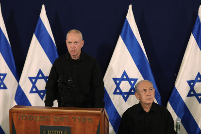Tel Aviv (Israel), 28/10/2023.- Israel"s Prime Minister Benjamin Netanyahu (R) and Defense Minister Yoav Gallant (L) address a press conference in The Kirya military base in Tel Aviv, Israel, 28 October 2023. EFE/EPA/ABIR SULTAN / POOL