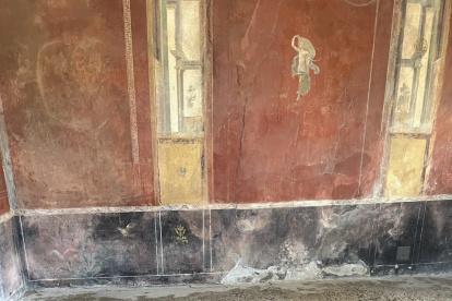 ROMA, 27/10/2023.- Los frescos de la antigua Pompeya (sur de Italia) han cobrado vida en tejidos ecológicos, en los que se ha utilizado el antiguo arte de la tintorería, con la idea de ayudar a su restauración, pero también a la recuperación de los materiales y las técnicas tradicionales de la ciudad destruida por el volcán Vesubio en el 79 d. C. Las pinturas de la casa de los Vettii han sido plasmadas en tejidos ecológicos de hilo de ortiga y con colores naturales extraídos directamente de antiguas plantas de tintorería de Pompeya de la mano del maestro tintorero Claudio Cutuli en tres diseños diferentes, anunció hoy el Parque Arqueológico de la ciudad antigua.EFE/Parque arqueológico de Pompeya***SOLO USO EDITORIAL/SOLO DISPONIBLE PARA ILUSTRAR LA NOTICIA QUE ACOMPAÑA (CRÉDITO OBLIGATORIO)***