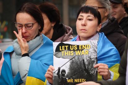 Brussels (Belgium), 26/10/2023.- Supporters of Ukraine stage a protest on the sidelines of the EU Summit in Brussels, Belgium, 26 October 2023. In a two-day summit scheduled for 26-27 October, EU leaders are expected to address the situation in the Middle-East and Ukraine, as well as the EU"s long-term budget, migration, and external relations. (Protestas, Bélgica, Ucrania, Bruselas) EFE/EPA/OLIVIER HOSLET
