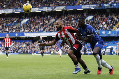 Moisés Caicedo (d) durante una de las disputas en el cotejo ante el Brentford.
