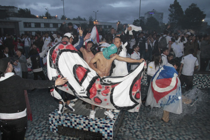 Los aficionados de Liga de Quito cumplieron con el tradicional baño en la pileta de la Universidad Central.
