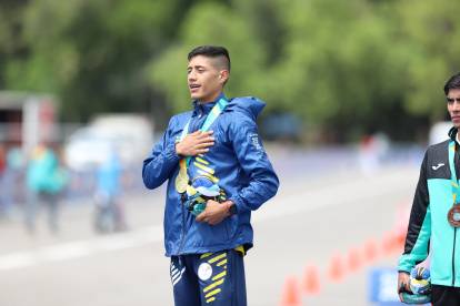 David Hurtado entonando el Himno Nacional por el oro y récord en los 20km marcha de los Juegos Panamericanos.