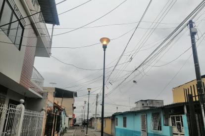 Guayaquil.- En la ciudadela Guangala, el domingo 29 de octubre de 2023, a las 10:30 las lámparas públicas todavía estaban prendidas.