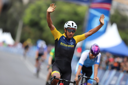 Jhonatan Narváez ganó la medalla de oro en la prueba de ciclismo de ruta.
