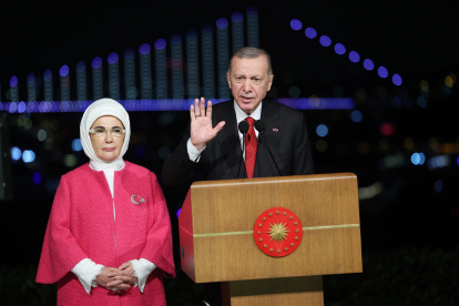 Istanbul (Turkey), 29/10/2023.- A handout photo made available by the Turkish President Press Office shows Turkish President Recep Tayyip Erdogan (R) and his wife Emine Erdogan (L) during celebrations of the 100th anniversary of the Turkish Republic at the Vahdettin Mansion in Istanbul, Turkey, 29 October 2023. The 100th anniversary of the proclamation of the Republic of Turkey by Mustafa Kemal Ataturk in 1923, known as Republic Day, took place on 29 October 2023. The celebrations included events such as drone and fireworks displays, celebration marches and commemoration ceremonies. (Turquía, Estanbul) EFE/EPA/TURKISH PRESIDENT PRESS OFFICE HANDOUT HANDOUT HANDOUT EDITORIAL USE ONLY/NO SALES HANDOUT EDITORIAL USE ONLY/NO SALES