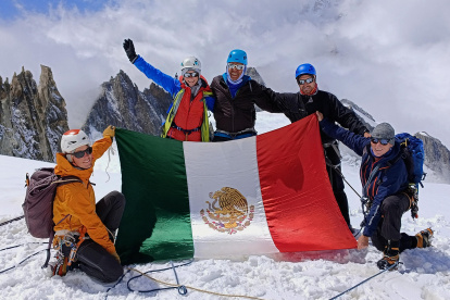 Hecho. Los supervivientes, que para junio escalaron los Alpes, ahora están en marcha a su nuevo destino.