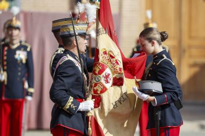 MADRID, 29/10/2023.- La princesa de Asturias, Leonor de Borbón, el 7 de octubre de 2023, juró bandera junto al resto de los cadetes de su curso, en una ceremonia oficial celebrada en la Academia Militar de Zaragoza, presidida por su padre, el rey Felipe VI. La princesa Leonor protagonizará el próximo martes 31 de octubre, día de su 18 cumpleaños, el acto institucional más relevante de su trayectoria como heredera al trono con el juramento de la Constitución ante las Cortes Generales, que simboliza la continuidad de la monarquía. EFE/Javier Cebollada