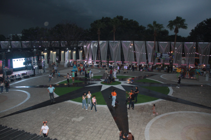 Afluencia. Las familias llegaron disfrazadas por Halloween. Pero cuando inició la lluvia, los visitantes se retiraron.