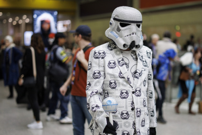 London (United Kingdom), 29/10/2023.- A cosplayer wearing a Stormtrooper helmet from Star Wars attends the MCM Comic Con at the ExCeL London exhibition and convention centre, in London, Britain, 29 October 2023. The MCM London Comic Con ran from 27 to 29 October 2023, with thousands of cosplayers, film, video games and anime fans attending the biannual event usually held on the last weekend of May and October. (tormenta, Reino Unido, Londres) EFE/EPA/TOLGA AKMEN