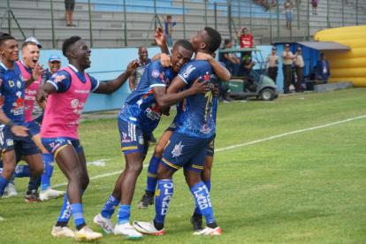 Los jugadores de Delfín celebrando efusivos el cuarto tanto.