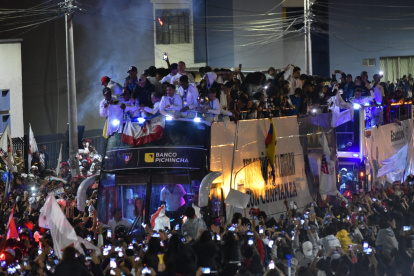 Los jugadores de Liga de Quito con el trofeo continental a su llegada a la Universidad Central.