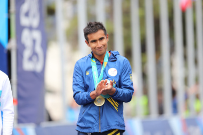 El ciclista ecuatoriano Jhonatan Narváez con la medalla de oro panamericana.