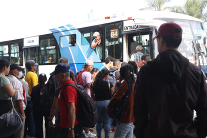 Hay desesperación entre los pasajeros que esperan buses
