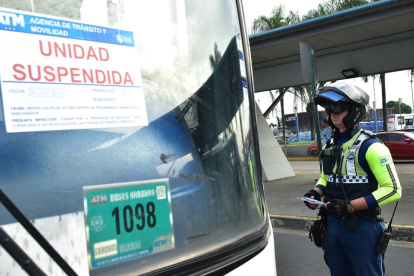 Una decena de buses fueron suspendidos en los exteriores de la Terminal Terrestre.