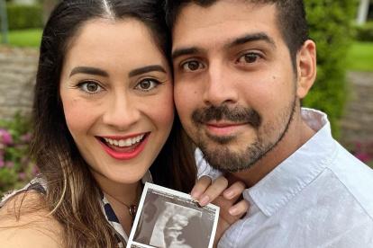 Jennifer Pazmiño y su novio.