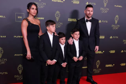 Lionel Messi junto a su esposa e hijos.
