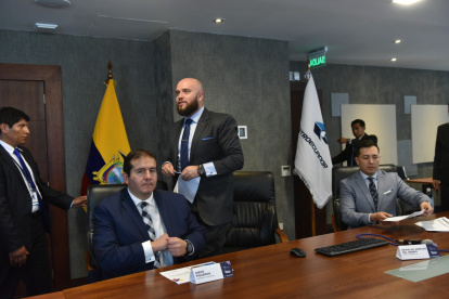 El gerente de Petroecuador subrogante, Reinaldo Armijos (de pie), durante el anuncio de la venta "spot" de cuatro meses.