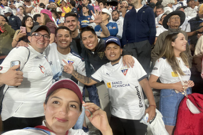 Selena Reyes junto a su hermano Paúl (i) y su enamorado Andrés Oña (d) en el estadio de Punta del Este.