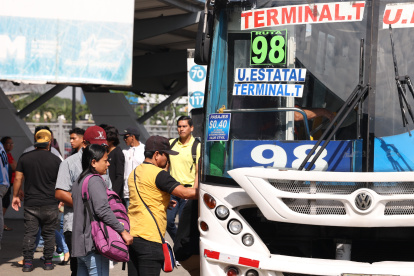 Costo. Decenas de buses urbanos cargaban ayer un sticker en el que establecían la tarifa de 40 centavos por el servicio de transporte de pasajeros.
