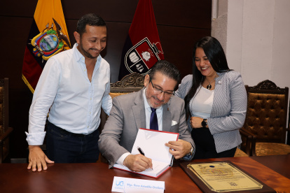 Libro. René  Astudillo le firma su libro a estudiantes de derecho e invitados.