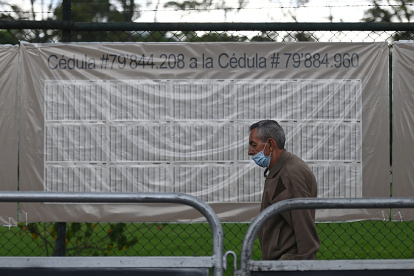 Un hombre sale de un puesto de votación el día de las elecciones en Bogotá (Colombia).