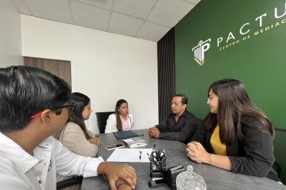 Audiencia. La pareja puede asistir sola o con sus abogados; no es necesario que los menores se presenten.