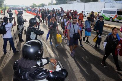 Fotografía de migrantes caminando en caravana para intentar llegar a EE. UU. desde la ciudad de Tapachula, estado de Chiapas (México).