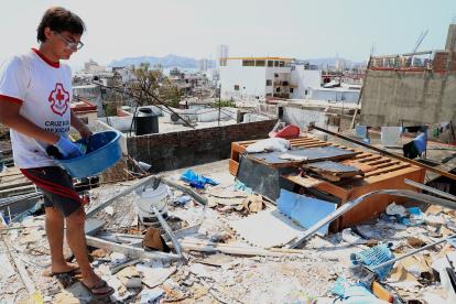 Una persona limpia su casa hoy, en una zona afectada por el paso del huracán Otis, en el balneario de Acapulco, en el estado de Guerrero (México).