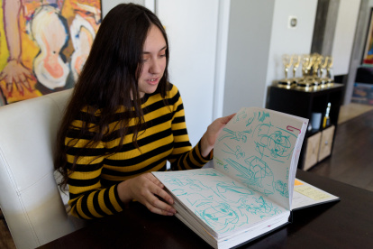 Adrianna Procida, una joven de 18 años diagnosticada desde hace una década con el síndrome de hipermovilidad Ehlers-Danlos (EDS), habla sobre su libro "Lo que no se puede ver"